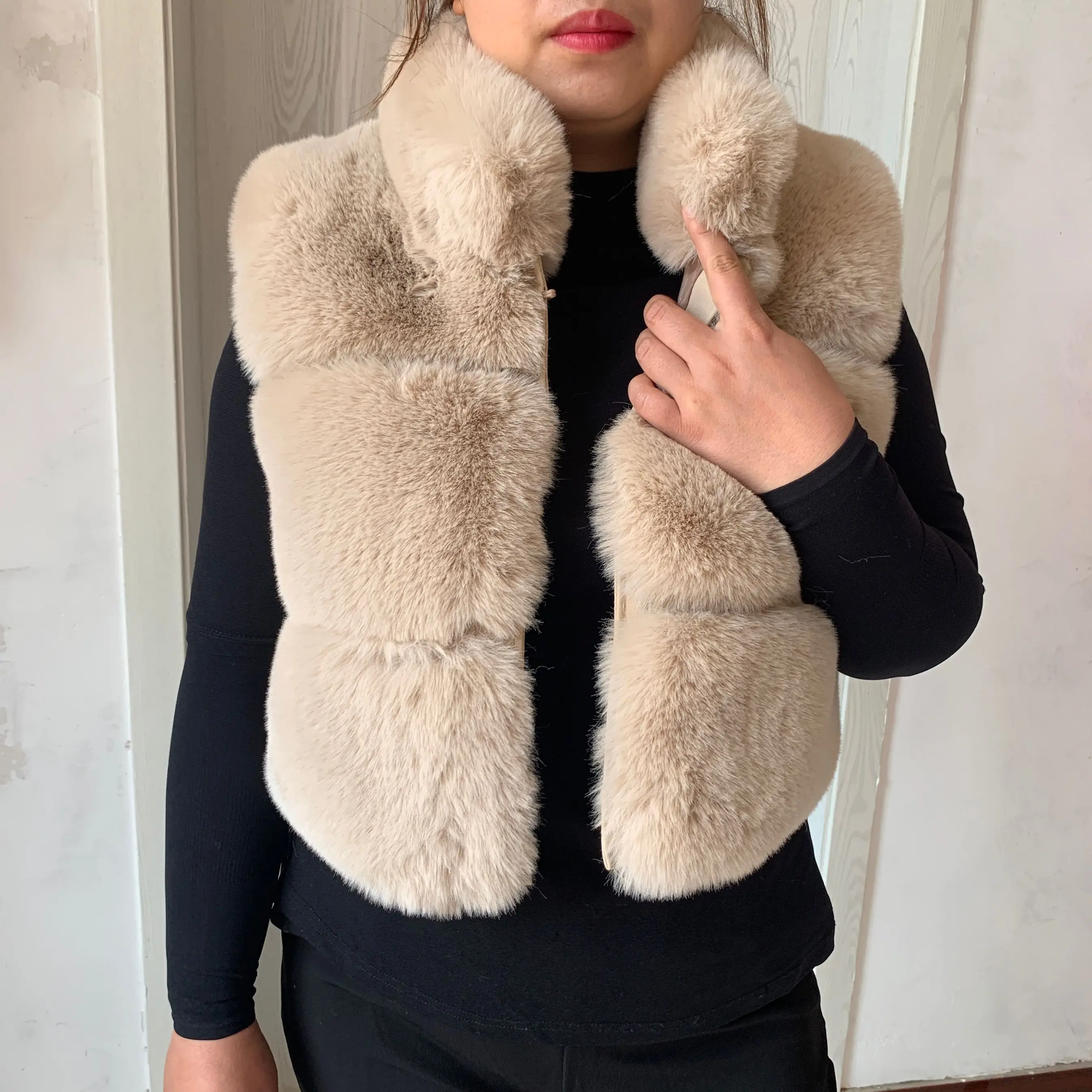 2023 new Women\'s faux fur vest short plus stand collar fashion autumn-winter women fur vest fluffy artificial fur jacket