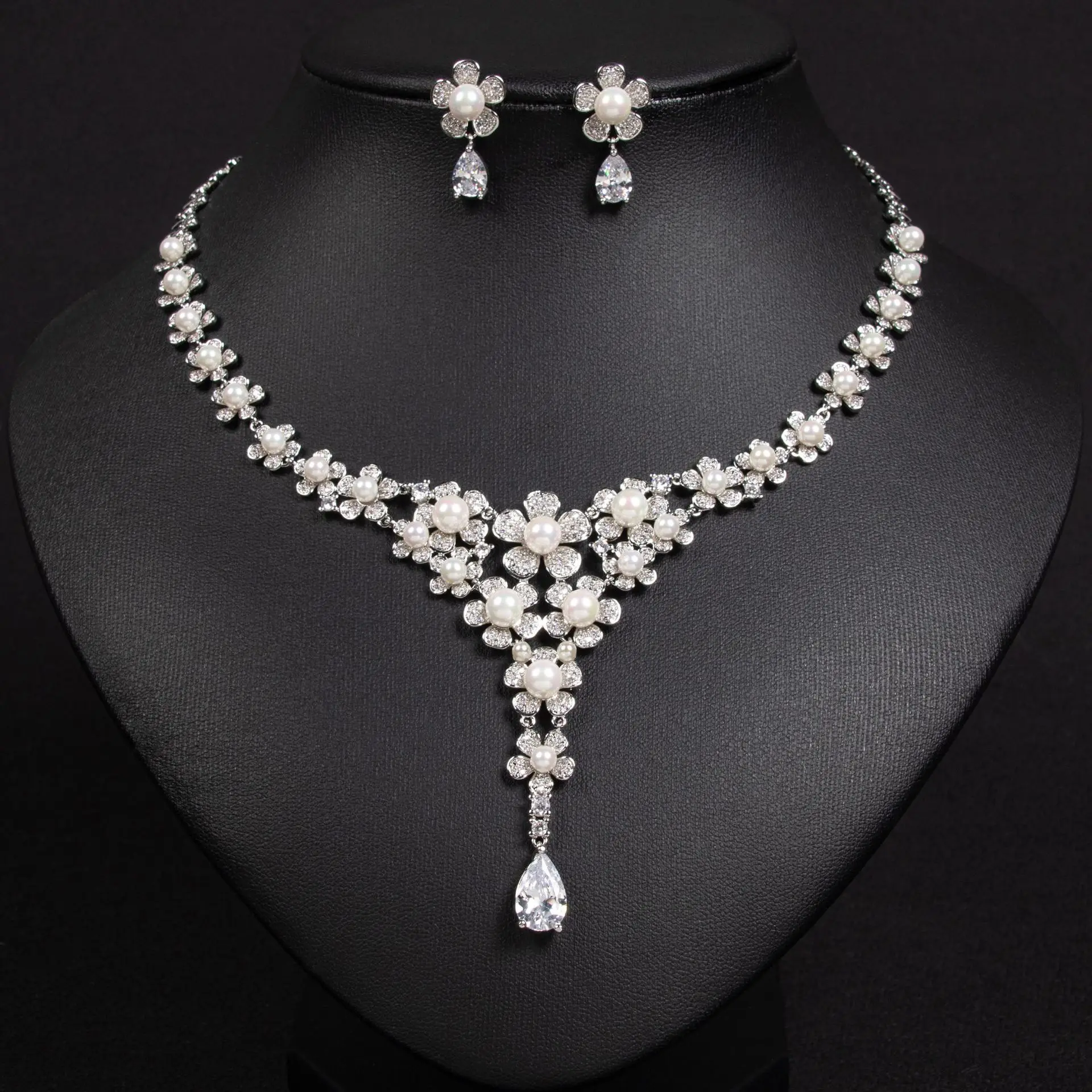 

Женский свадебный комплект: ожерелье и серьги с жемчугом и цирконами 2026