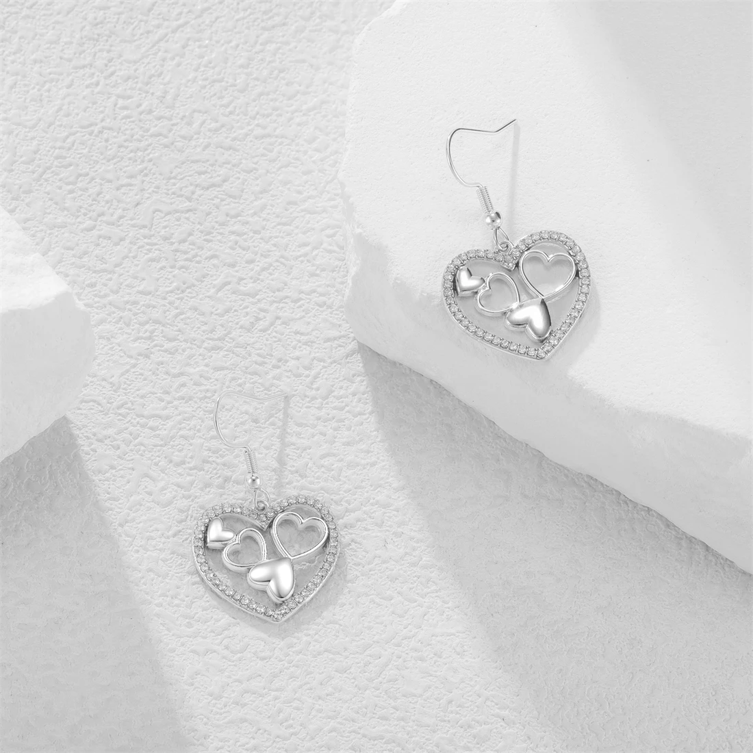 Eueavan Strass-Mehrfachherz-Ohrhänger aus Edelstahl mit 5 Hohlen Herzen für Frauen, Romantischer Schmuck als Geschenk – Detail 9