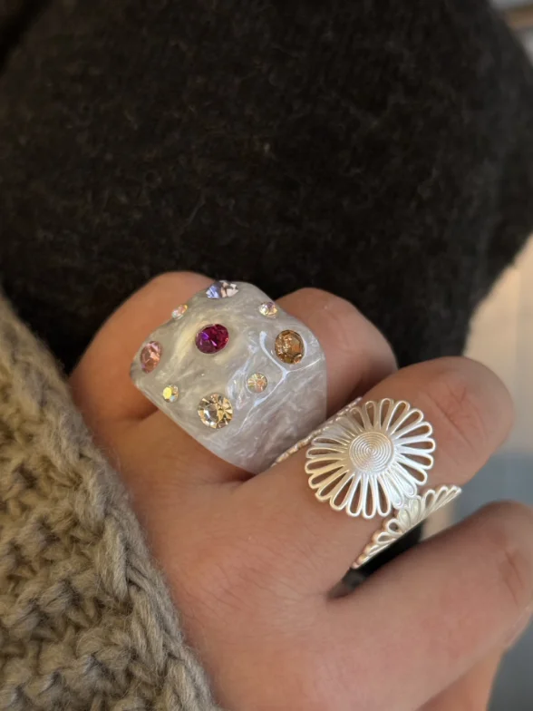 Anillo geométrico de resina para mujer, diseño exclusivo de pequeña serie, estilo exagerado y personalizado, anillo para el dedo índice, estilo sencillo.