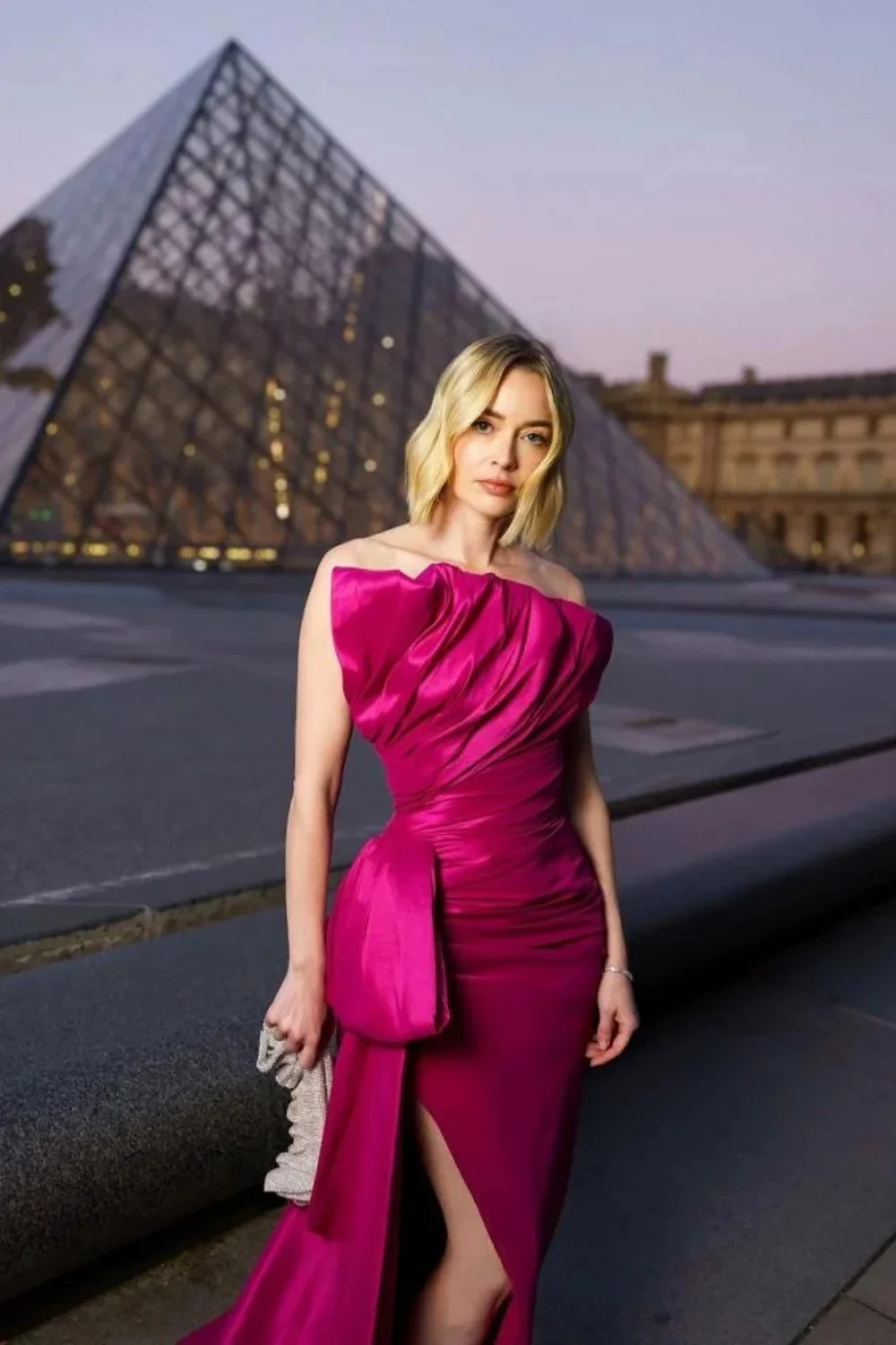 Abiti da sera senza spalline rosa rosa 2025 Abito da cerimonia nuziale con strascico a sirena pieghettata senza maniche in raso con spacco laterale personalizzato