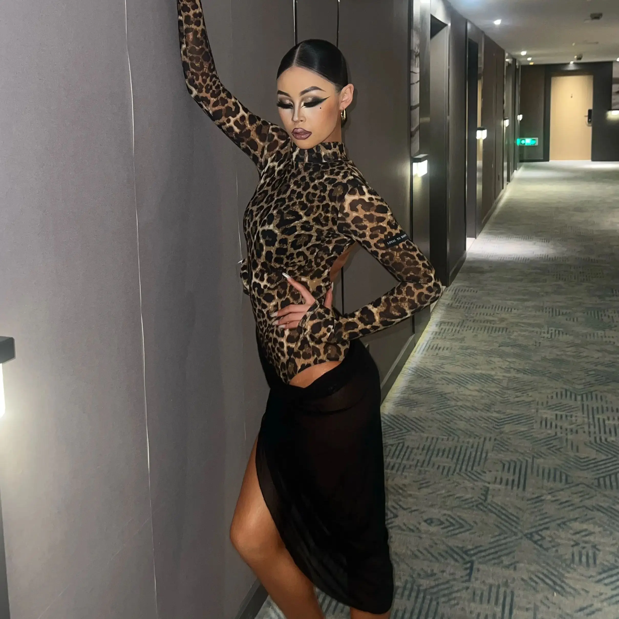 

2025 New Latin Dance Costumes Adults Women Leopard Print Backless Top Skirt Split Suit Chacha Sumba Latin Training Wear DN22615