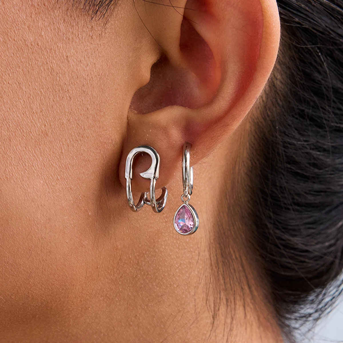 

AIKOER Fashion Niche Design Curved Paper Clip Earrings Stainless Steel Droplet Shaped Pink Zircon Ppendant Earrings Women's Acce