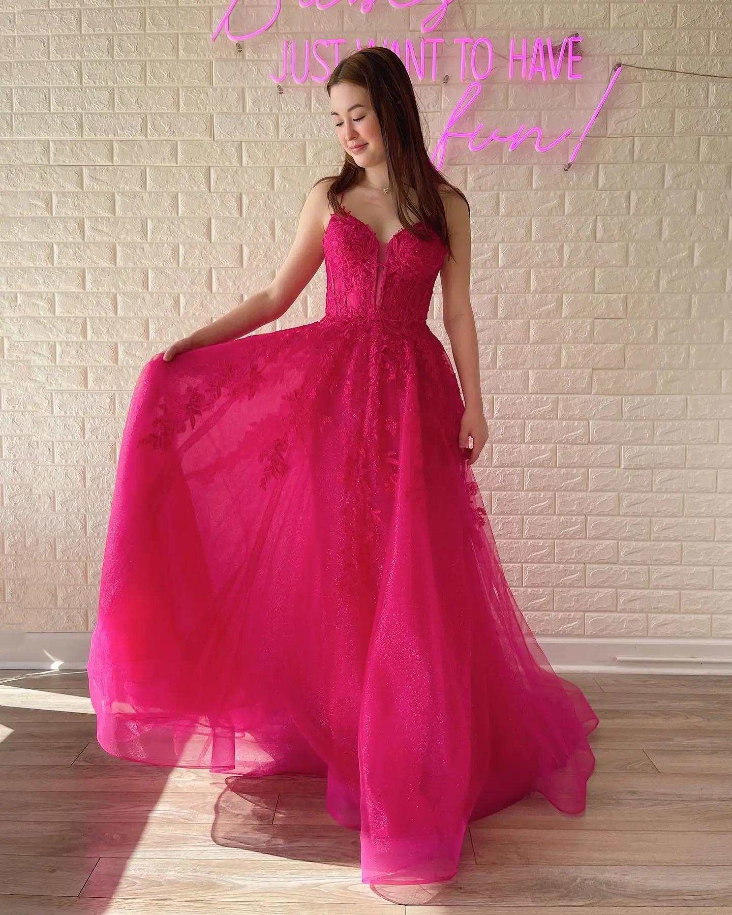 Sparkly สปาเก็ตตี้สายรัด A-Line Tulle PROM Dresses V คอ Appliques Sequins Ruched ชุดราตรีหรูหราชุดสตรี