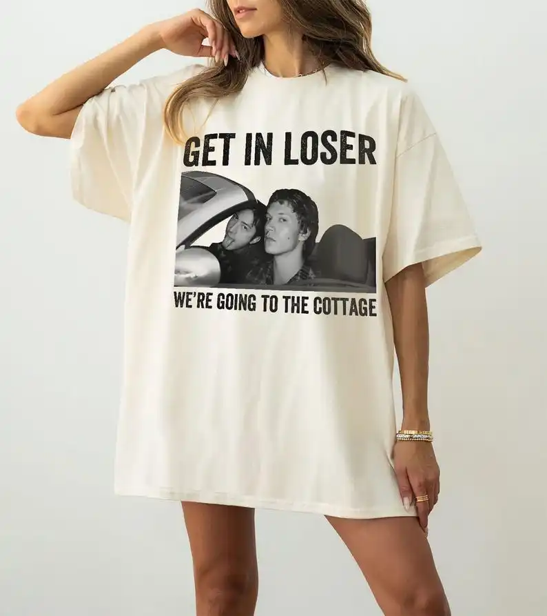 

Футболка «Get In Loser We're Going To The Cottage» с именами Ильи Розанова и Шейна Холландера, футболка Gildan, футболка в стиле «горячей соревновательности»