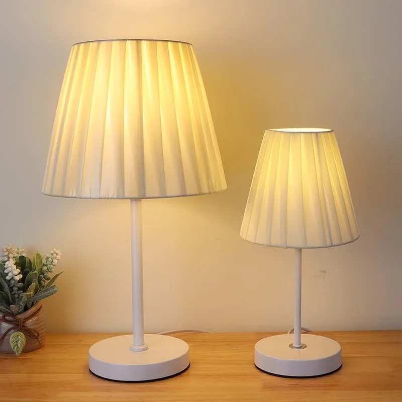 Lámpara de noche moderna para dormitorio nórdico, estilo ins de alto sentido, luz para niña, lámpara de escritorio decorativa retro simple de lujo transfronteriza