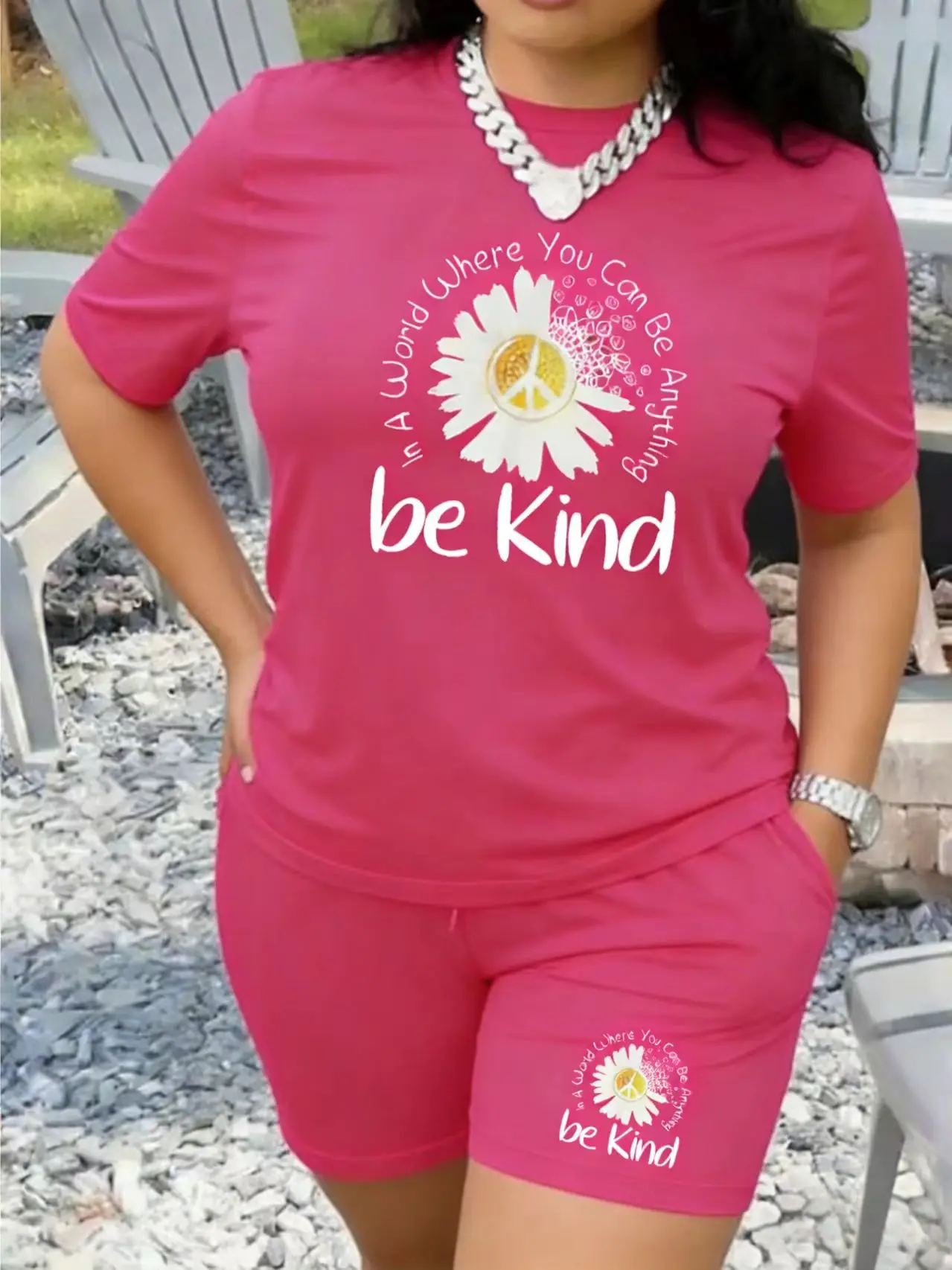 Conjunto de dos piezas para mujer con estampado de margaritas Be Kind, camiseta de manga corta y pantalones cortos tipo ciclista para verano, ropa de estar por casa