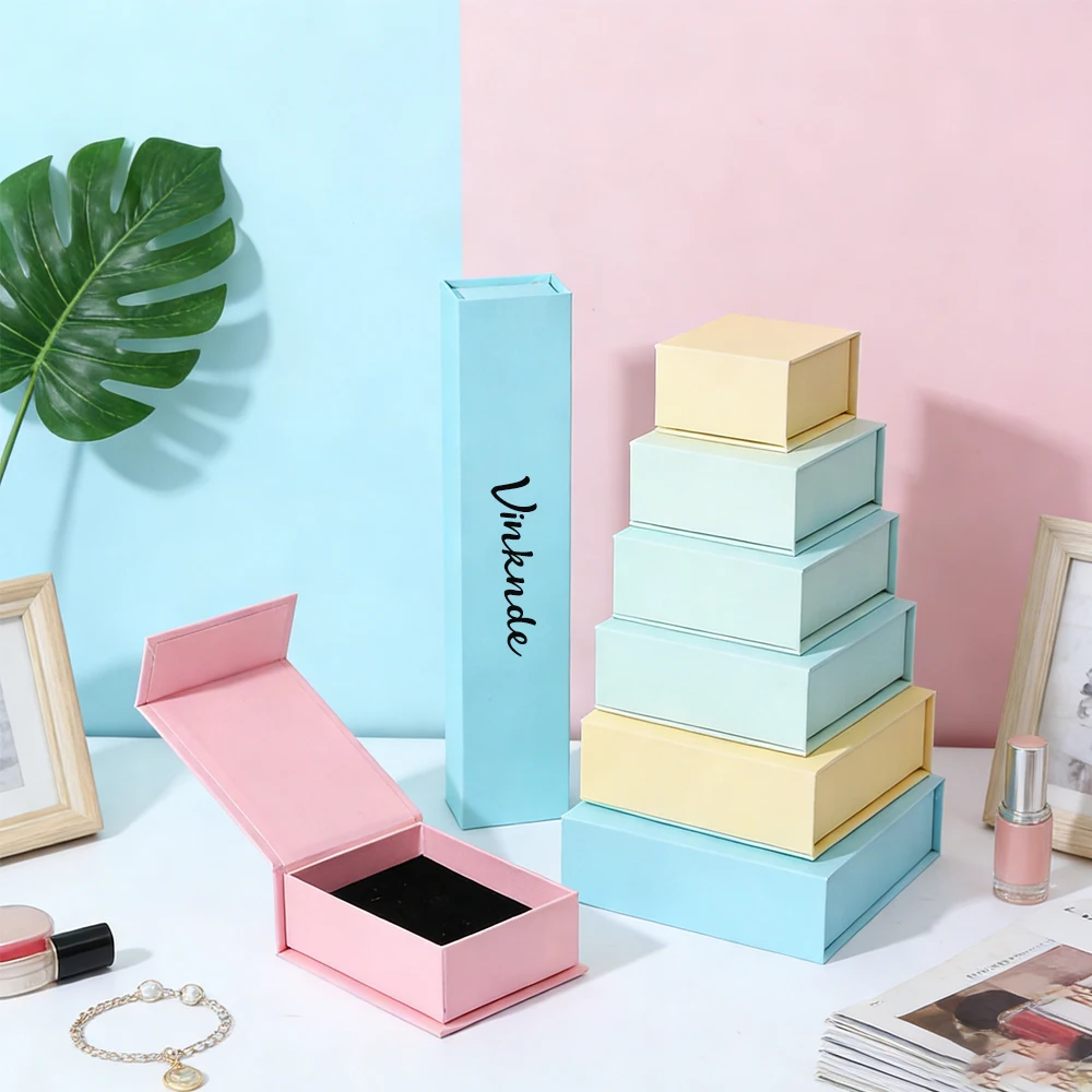 

50 шт./лот, магнитная флип-шкатулка для драгоценностей, набор ювелирных изделий, подарочная упаковка, коробки с индивидуальным логотипом 8x8x3,2 см, бежевые бумажные кольца, чехол для сережек