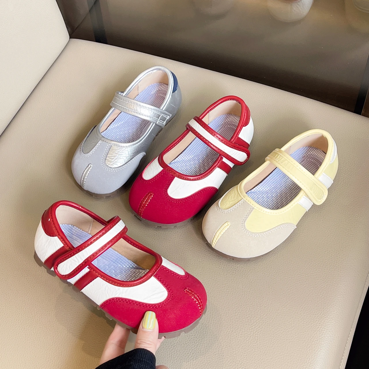 

Детская повседневная обувь, классическая, новинка 2024, модная детская теннисная обувь на липучке, мягкая спортивная обувь для мальчиков и девочек, нескользящая, удобная, модная