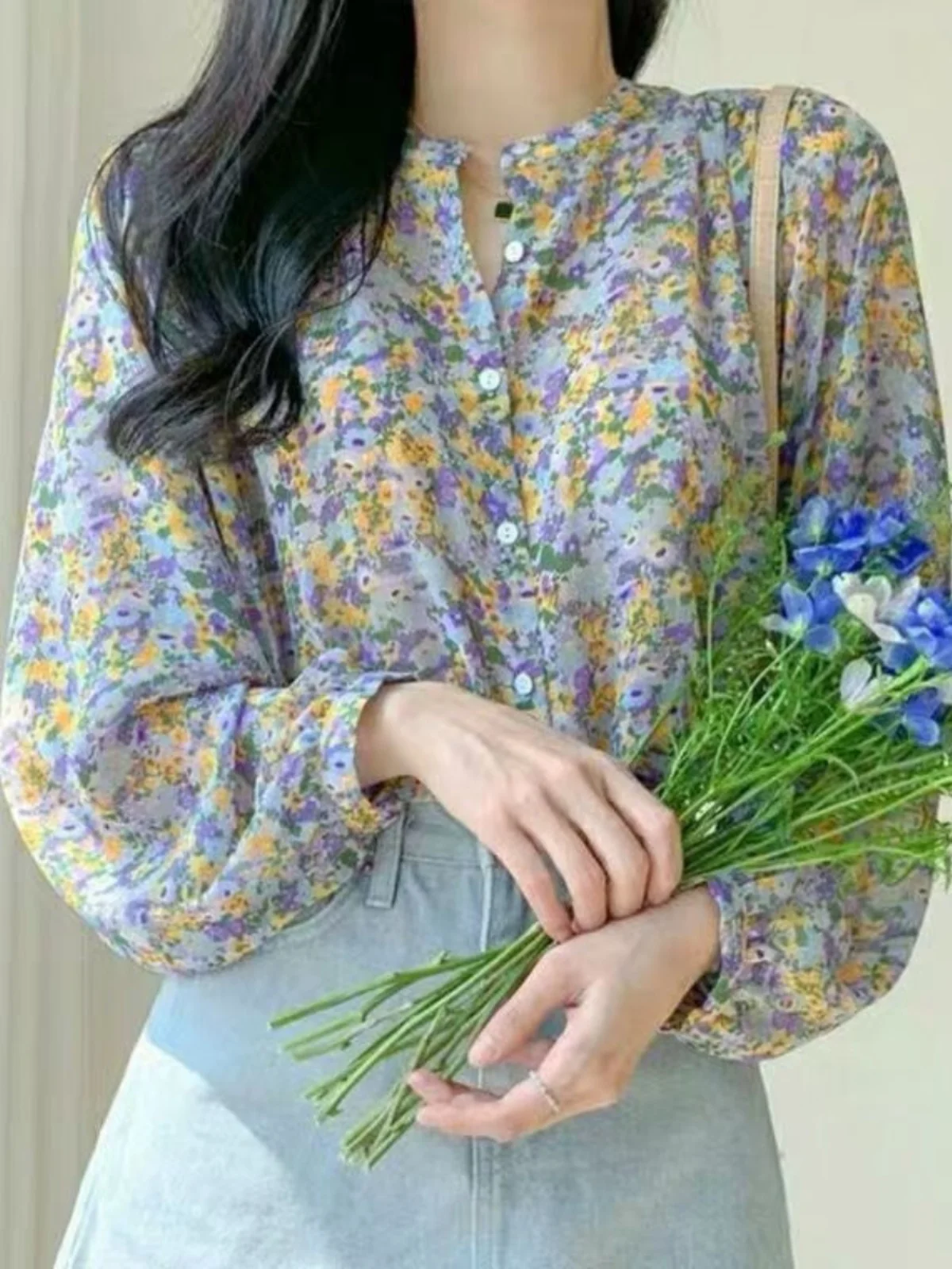 

Модная шифоновая блузка с цветочным принтом для женщин, стильная новинка ранней осени, с длинным рукавом, создающая образ сказочной элегантности, размер S.