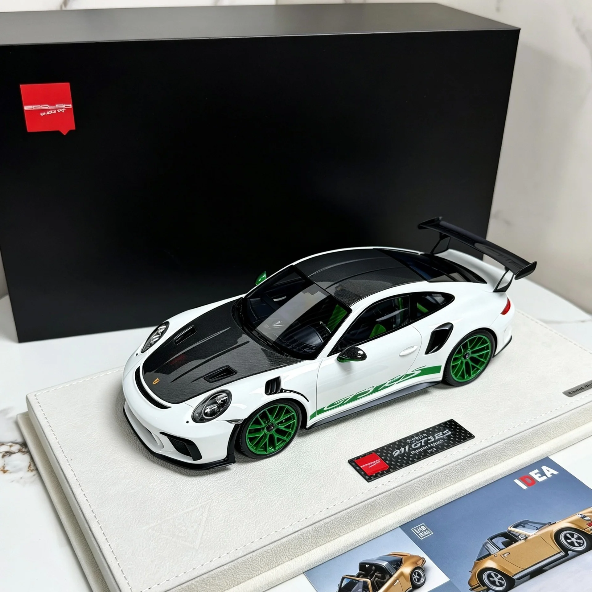 

Make Up 1:18 991.2 GT3RS 2018 White Green Simulation Limited Edition Resin Metal Static Car Model Toy Gift