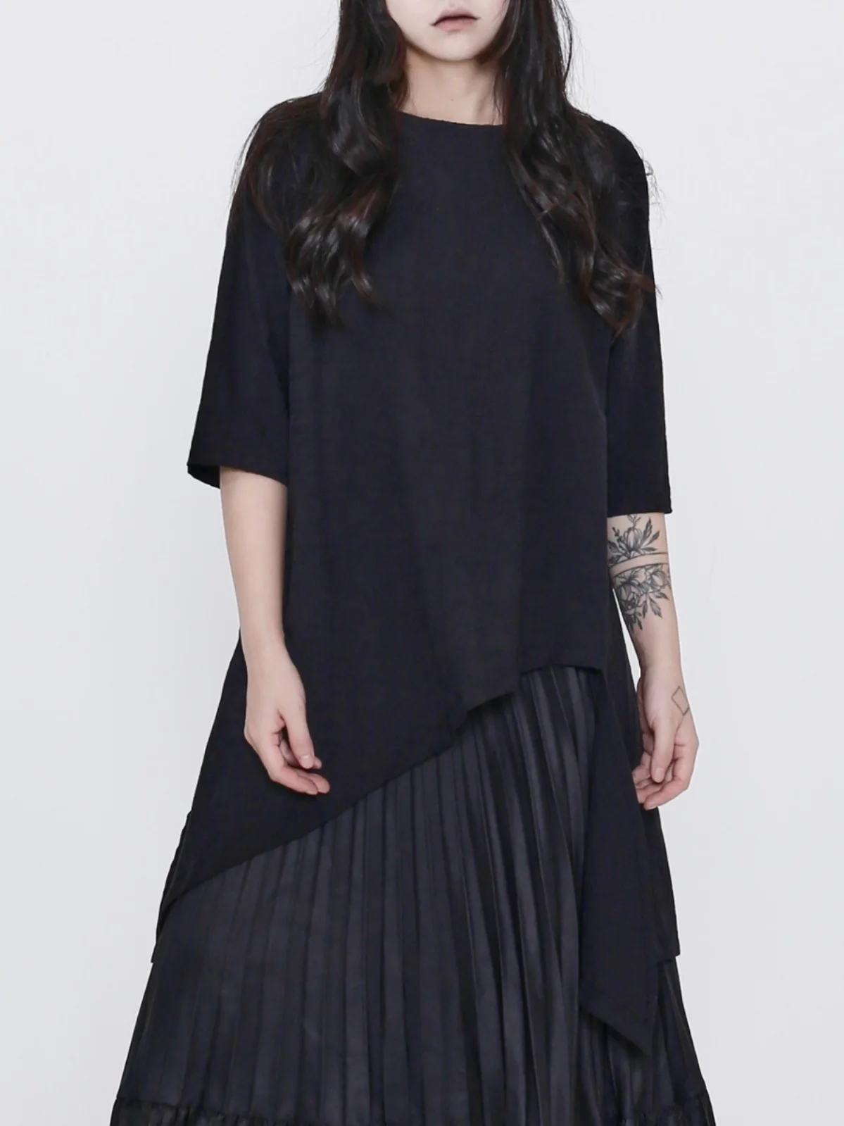 

Hidden Seek Summer 2025 New Dark Series Irregular Loose Slimming Meat Concealing T-Shirt Short Sleeve Asymmetric Casual Style