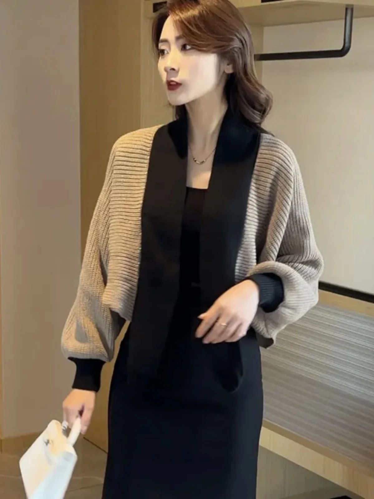 패셔너블한 V넥 배트윙 스타일 니트 오픈 가디건 여성용 가을 겨울 신상 슬리 컬러 블록 스웨터 자켓 드레스