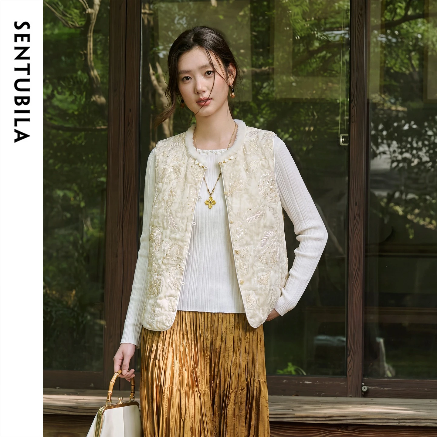 SENTUBILA Women's Vest 2026 Winter New Chinese Style Floral Embroidery Frog Buttons Outerwear Versatile Warm Waistcoat 164JE8690