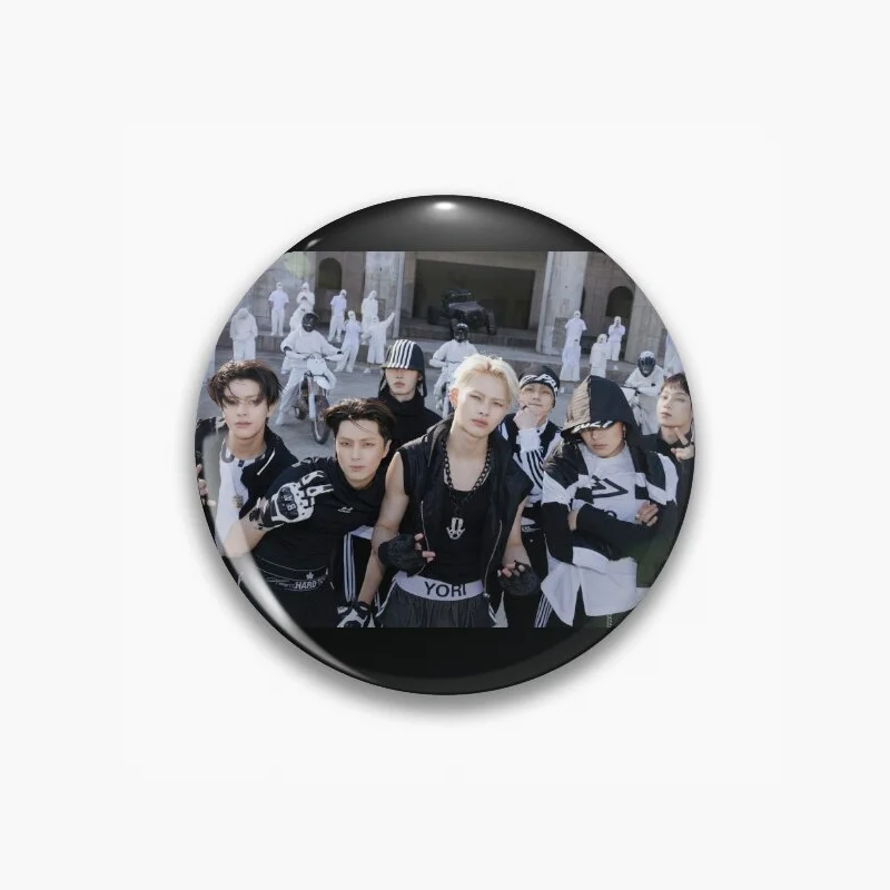 58 مللي متر المعبود EN دبوس بروش JUNGWON HEESEUNG JAY JAKE SUNGHOON SUNOO NIKI بروش شارة لحقيبة الظهر الملابس قبعة المشجعين الهدايا