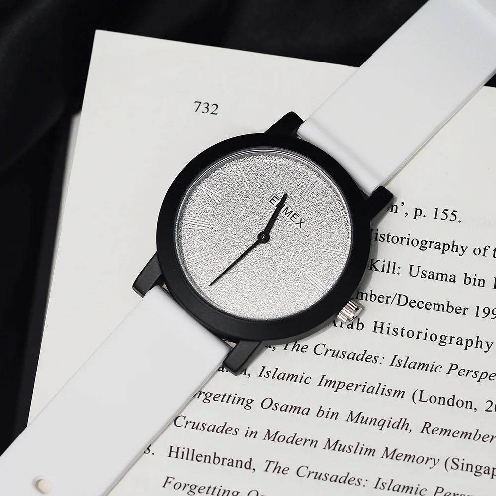 حزام سيليكون للساعات النسائية ، مريح ، تصميم بسيط ، سطح مصنفر ، مناسب للمناسبات المختلفة