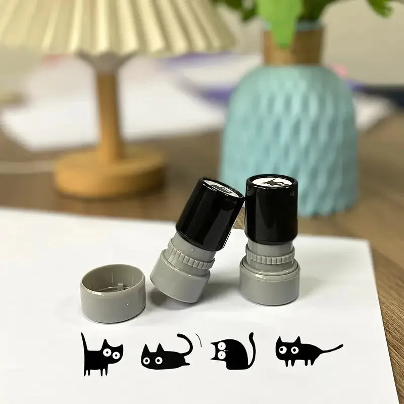 Adorable sello de gato negro con cuello inclinado, perfecto para diarios, artes y manualidades, proyectos para estudiantes en el aula