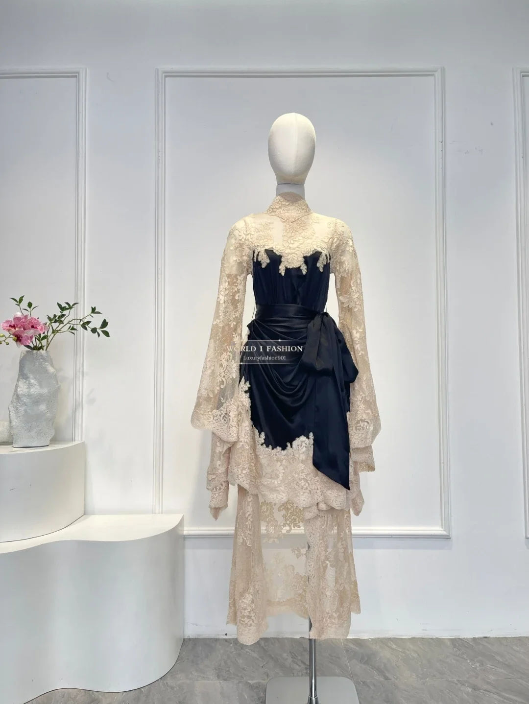 جودة عالية 2025 جديد بيج وردي كم طويل الدانتيل المرقعة عارية الذراعين غير النظامية هيم المرأة ميدي فستان