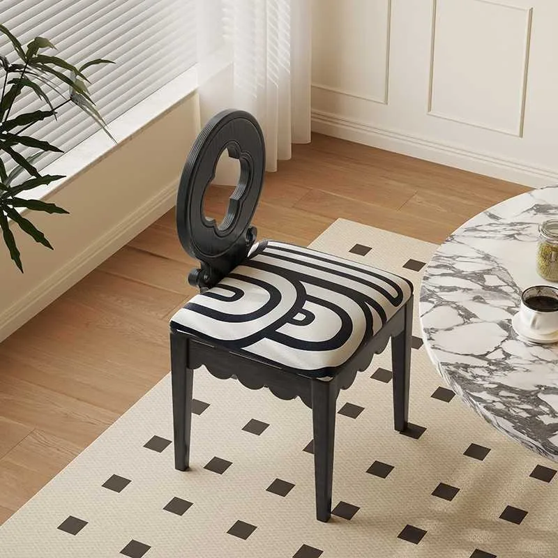 เก้าอี้ทานข้าวไม้เนื้อแข็ง ดีไซน์ย้อนยุค เก้าอี้สตูลยอดนิยมในโซเชียล มีพนักพิง สไตล์ฝรั่งเศสโบราณ เก้าอี้ทานข้าวหรูหราเบาๆ