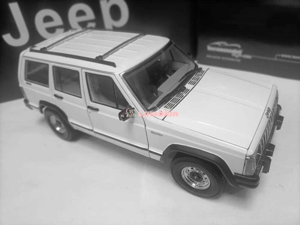 

Model Decoration 1:18 For Aurora Jeep Cherokee alloy open door 4WD off-road car model collectible miniature