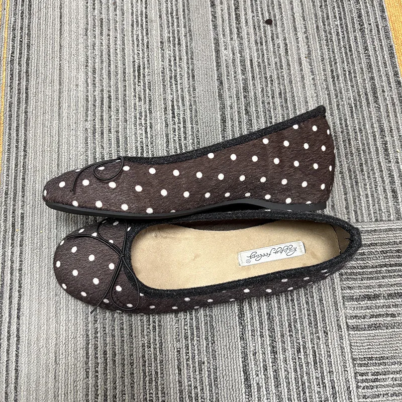 Wintermode: Flache Schuhe mit Fellbesatz, zum Hineinschlüpfen, für Damen, Ballettstil, neue Herbstkollektion, mit Schmetterlingsknoten, runde Zehen, flache Damenschuhe mit Plüschfutter. – Detail 5