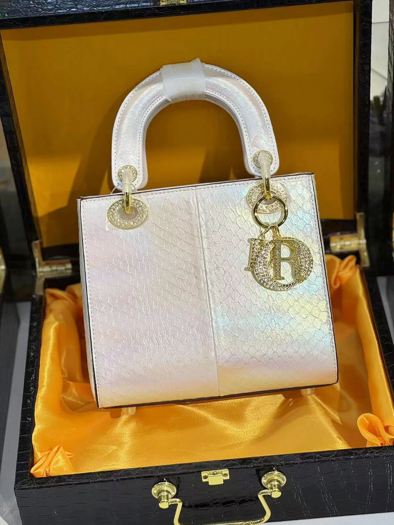 

Light luxury niche frosted snake skin pattern handbag, fashionable texture underarm bag, niche design sense commuter women's bag