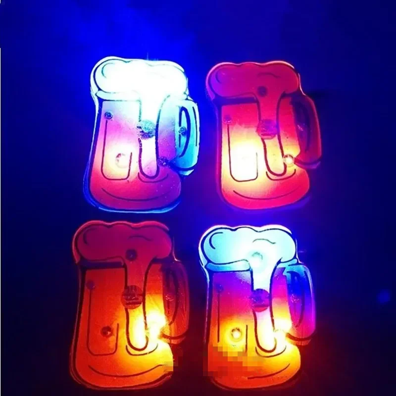 25 Stück Bierglas LED beleuchtete blinkende Brosche Pin blinkende Abzeichen Spielzeug Bar Glow Party Geburtstagsgeschenk Halloween Hochzeit Festival