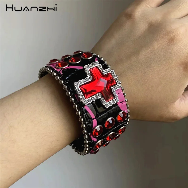 HUANZHI Vintage Punk Kreuz Rot Strass Breite Manschette Armband Hiphop Rock Y2K Party Schmuck für Frauen Mädchen
