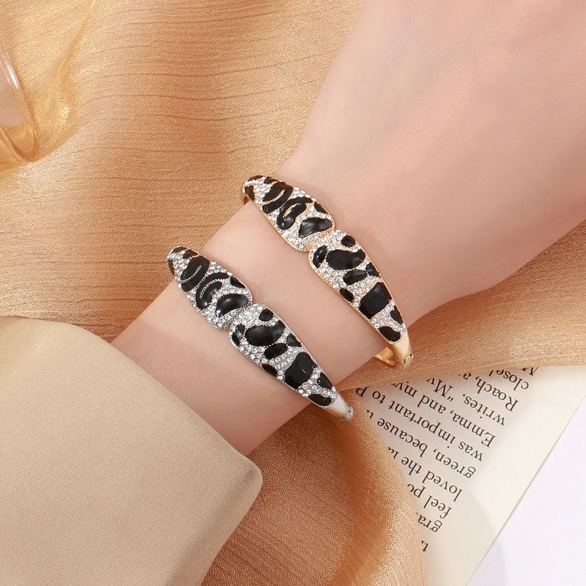

Leopard enamel and diamond-inlaid bracelet with drip glaze, fashionable retro and artistic style for ladies' wristbands