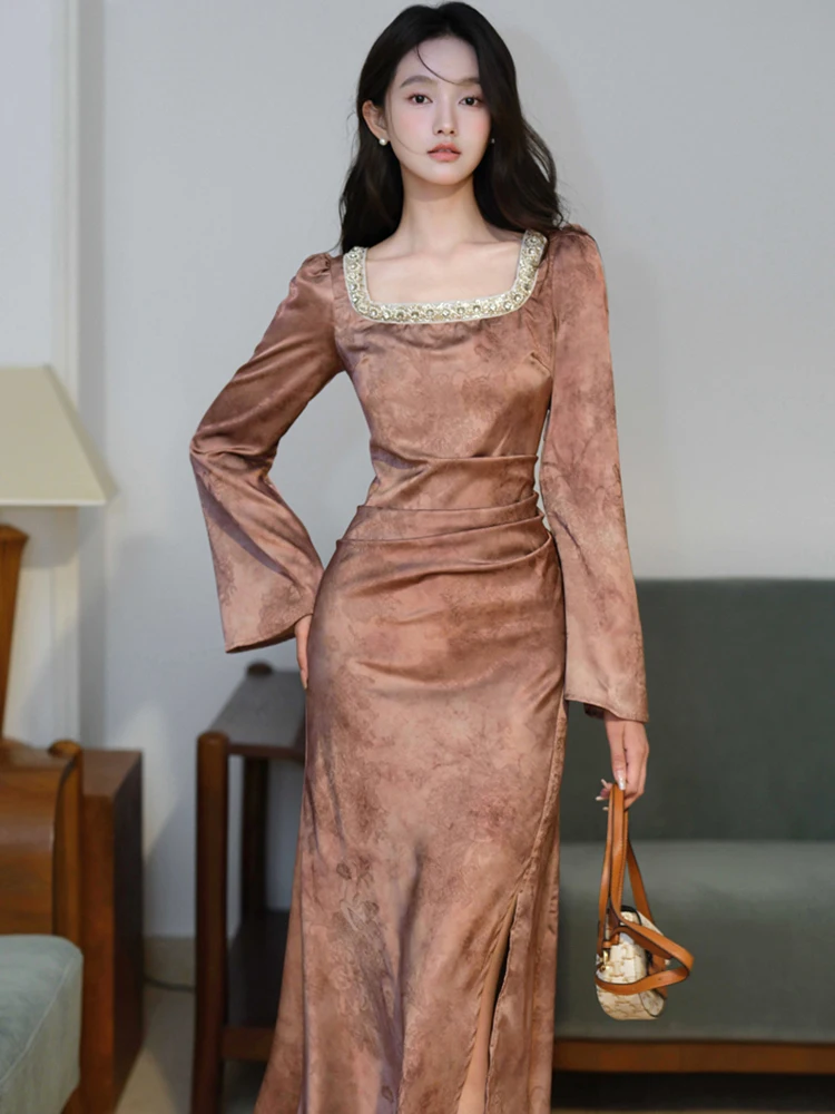 เดรสผู้หญิงลายวินเทจประดับเพชร คอเหลี่ยม หรูหรา สำหรับฤดูใบไม้ร่วงและฤดูหนาว แขนยาว ทรงเข้ารูป สไตล์เกาหลี ปี 2025 แต่งระบายเก๋ไก๋
