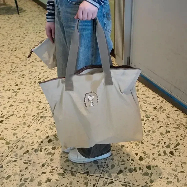 Neue Modische Beliebte Niedliche Cartoon-Snoopy-Reisetasche mit Großer Kapazität, Damen-Gepäcktasche, Damen-Umhängetasche, Faltbare Fitnesstasche – Detail 13