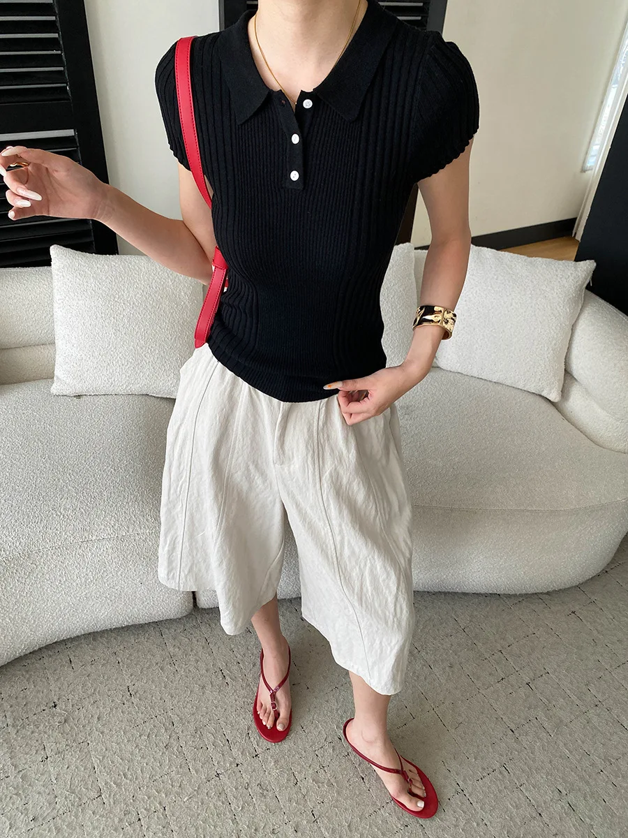 Sommerliche Damen-Freizeithose in einfarbigem Design mit lockerem Schnitt und hohem Bund und weitem Bein. – Detail 5
