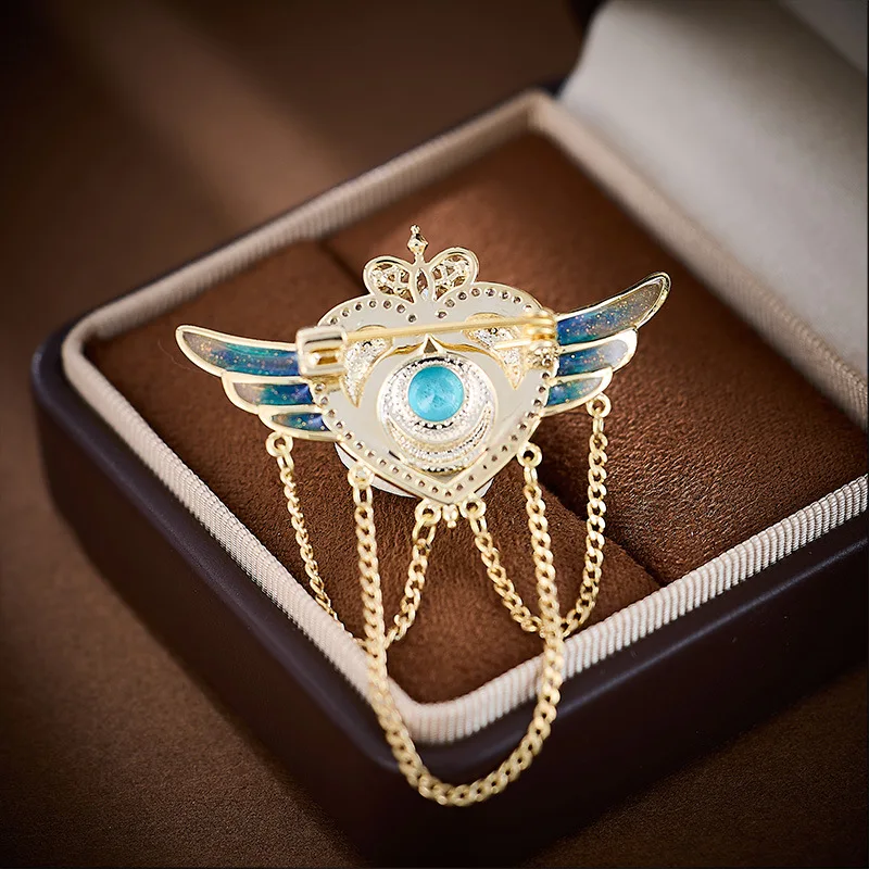 بروش شرابة على شكل سلسلة Angel Wing مصنوع بحرفية من المينا الرجعية وإكسسوارات صدار رائعة من الزركون