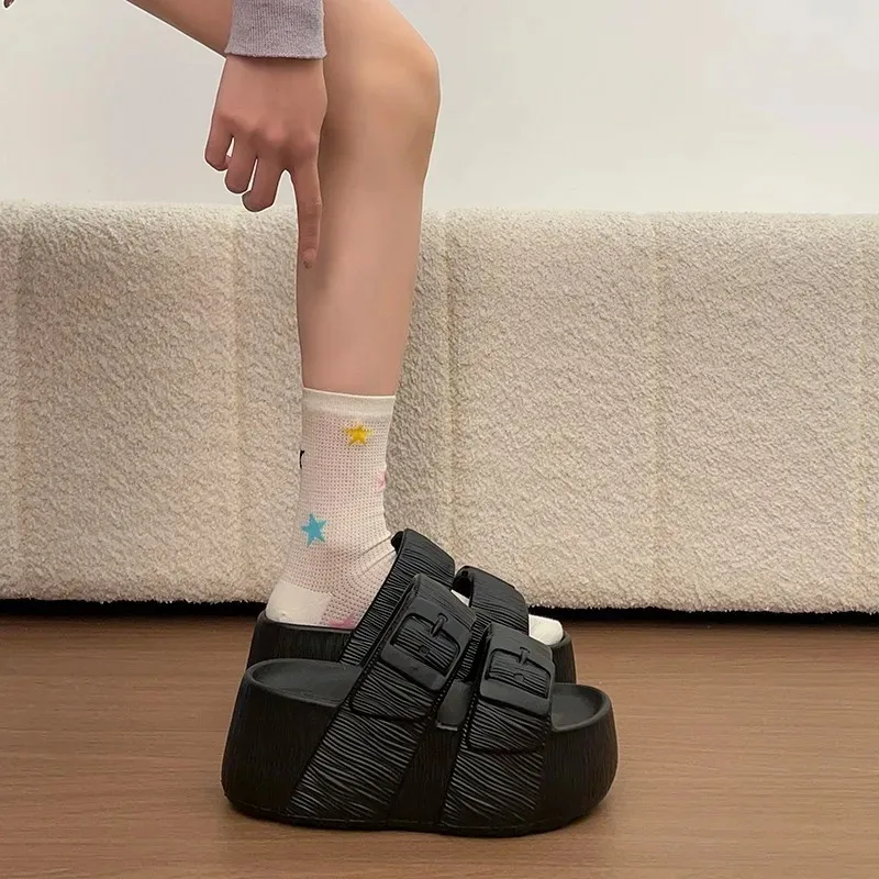 2026 Neue Damen Sommer Plateau-Keilabsatz-Slipper mit dicker EVA-Sohle, verstellbarer Schnalle, offener Zehenpartie, bequeme Outdoor-Freizeit-Slides – Detail 2