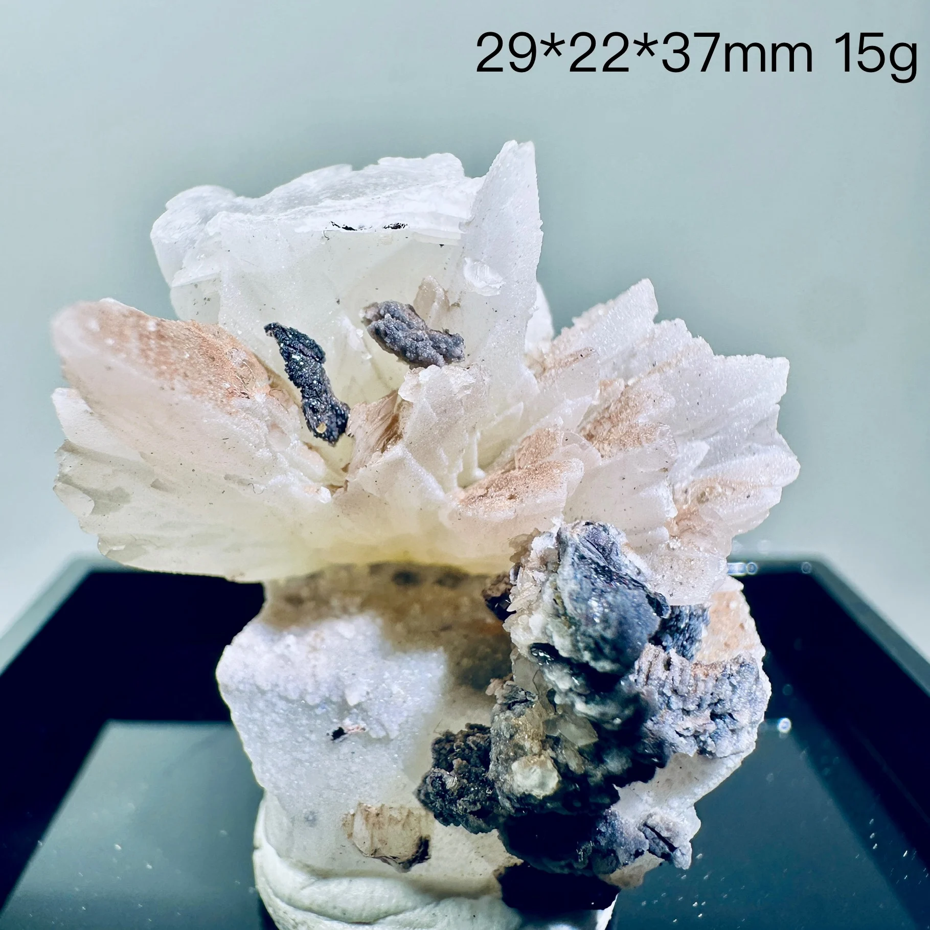 Natural material Inner Mongolia crystal manganese calcite symbiotic. Crystal mineral specimen. Mineral collection item. Fluorite