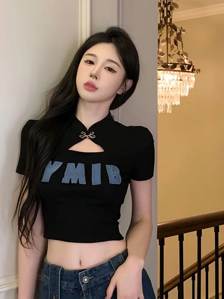 NUOMICI Korte mouwen T-shirt Voor Vrouwen 2025, Zomer Brief Gedrukt Top Holle Cheongsam Kraag Sexy Slanke Korte Dameskleding