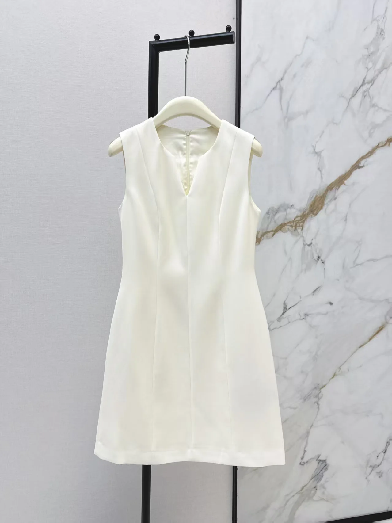 

High quality spring and summer new product V-neck slim fit sleeveless dress, classic slim fit dress