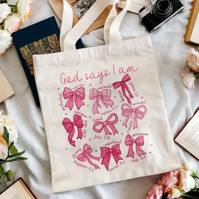 

Холщовая большая сумка God Says I Am An Design — большая вместимость, стильная в сочетании с розовым луком и библейскими стихами. Подходит для ежедневного использования.