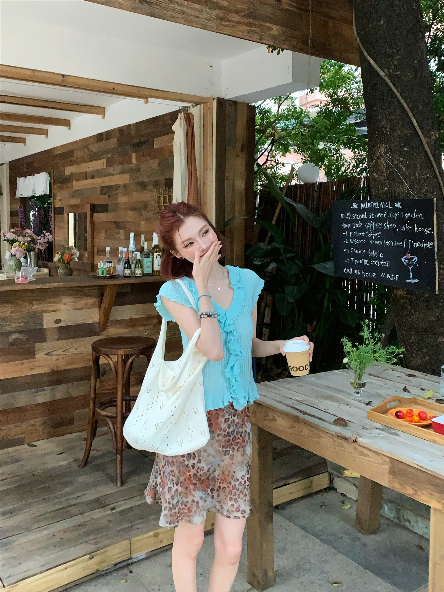 

Нежный омолаживающий вязаный топ в корейском стиле для женщин: облегающий, с коротким рукавом, V-образным вырезом, дышащий, комфортный, с рюшами