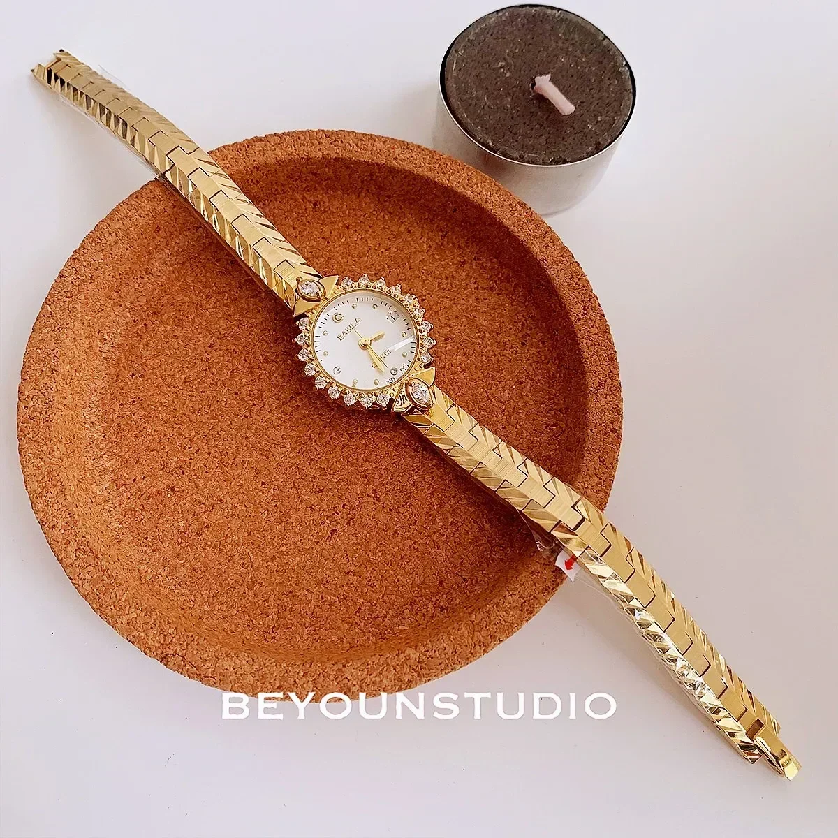 Часы женские кварцевые под старину, винтажные элегантные золотистые, 24 к, средневековый стиль, с латунным ремешком