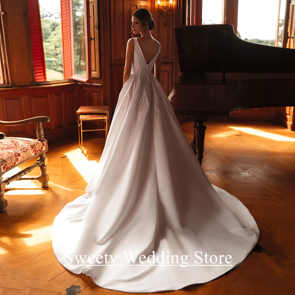 ใหม่ผู้หญิงชุดเจ้าสาวที่กําหนดเอง Scoop คอแขนกุดไข่มุกประดับด้วยลูกปัดสายกวาดรถไฟเจ้าสาวชุดแต่งงาน Gowns