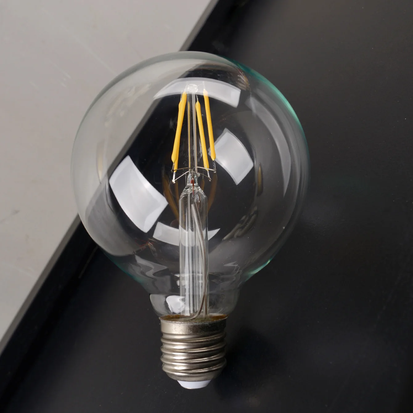 5W E27 Edison Retro LED Bulb, spherical transparent glass shade, warm white light 2700K, non-dimmable, suitable for decorative l