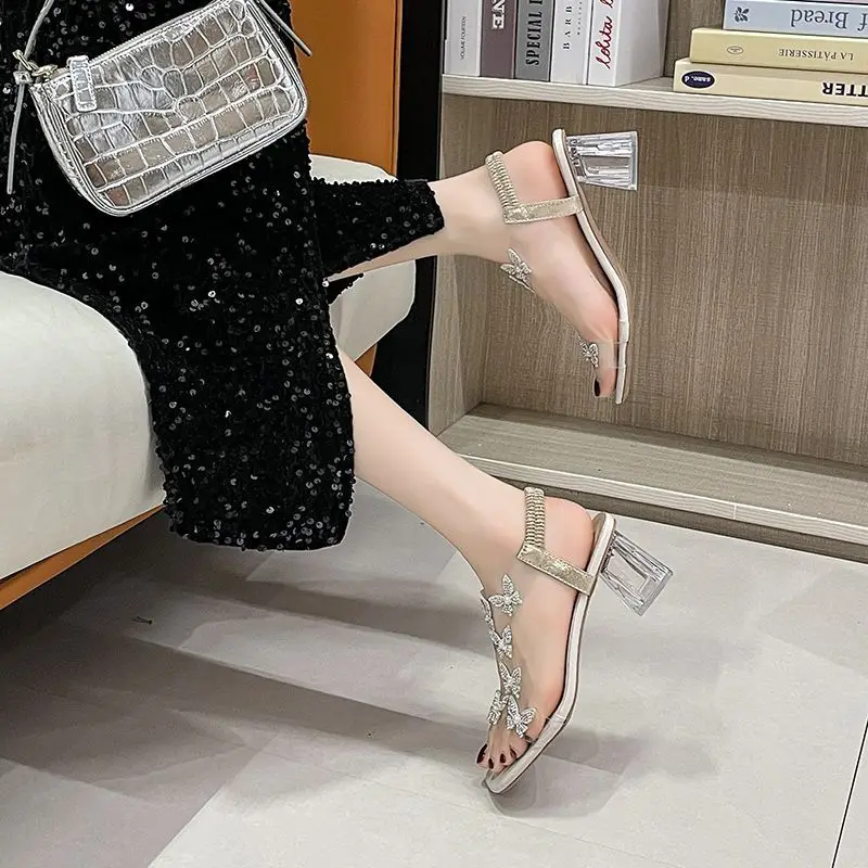 

Женские летние сандалии с прозрачными ремешками, на высоком каблуке, с кристаллами и цветочным декором, на массивной подошве, в корейском стиле, универсальная обувь для улицы