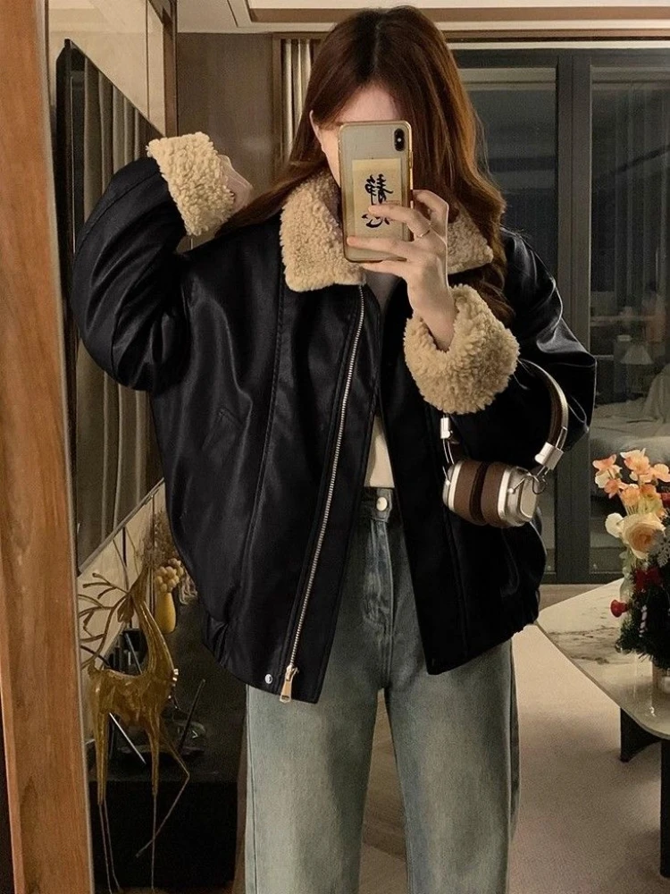 Autumn Winter Loose Lamb Fur Spliced PU Leather Jaet Women's Retro Collar Biker Sle Inteated Leather And Fur Top