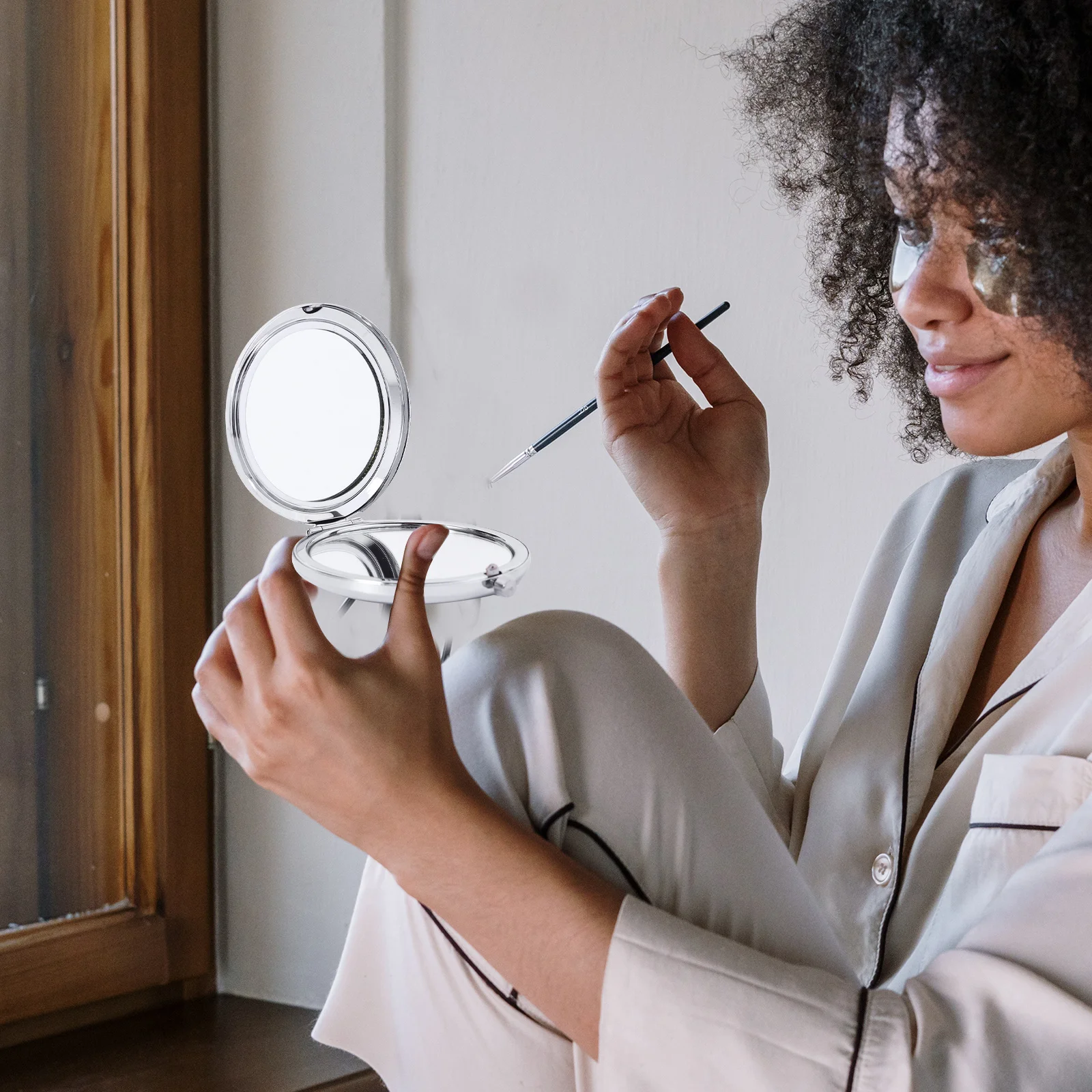 1 Stück kompakter Metallspiegel, kleine Größe, leicht, tragbar, Reise-Make-up-Spiegel, hochauflösende Oberfläche, einfache Verwendung