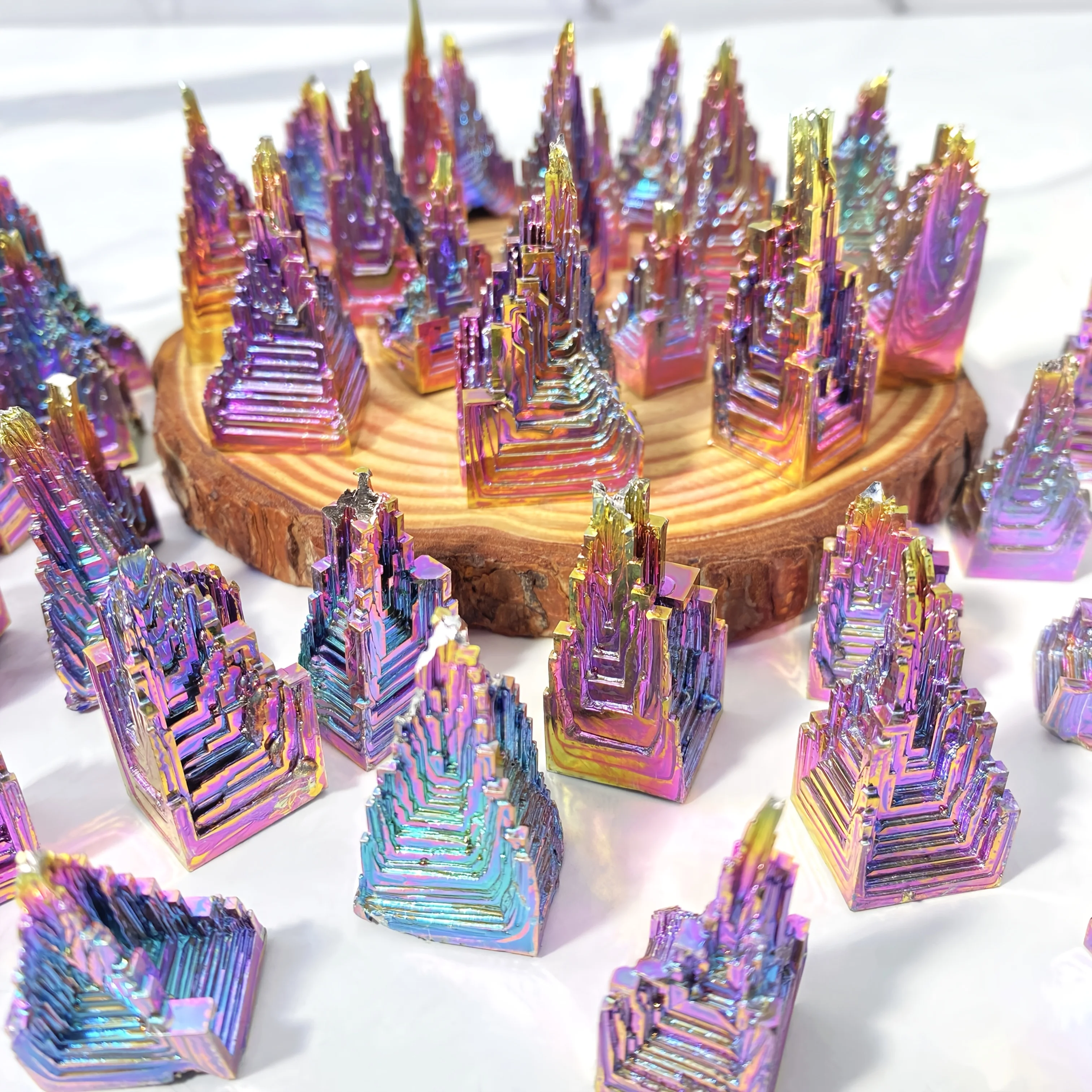 1pc Artificial Crystal Pyramid, Rainbow Aura Crystal Ore, Mineral Collectible Specimen Green & Purple Metal Ornament, Home Decor