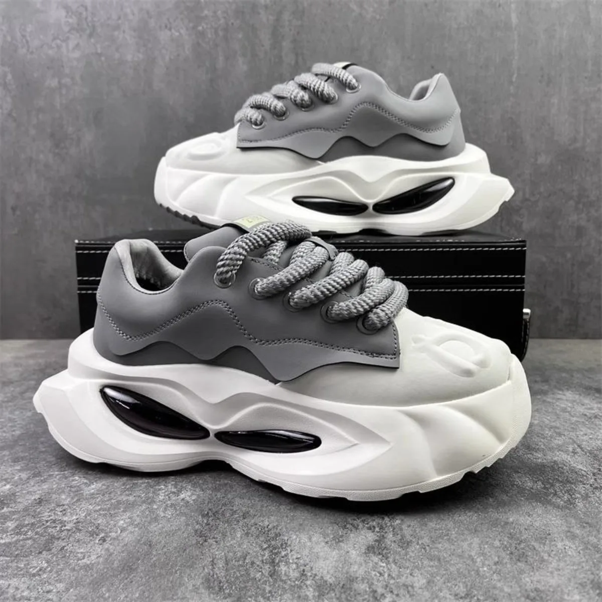 أحذية رياضية مكتنزة للرجال ذات نعل سميك أحذية لزيادة الارتفاع مع جزء علوي من الجلد ونعل ناعم أحذية رياضية غير رسمية لجميع المواسم