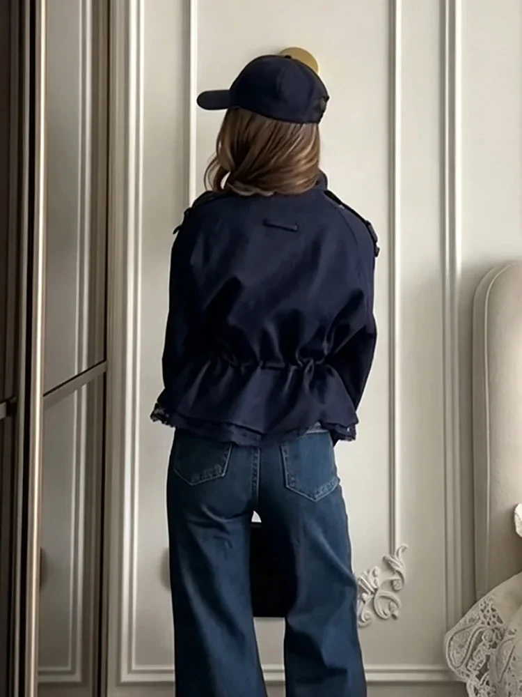 Elegante Jacke mit Spitzenbesatz am Rücken, Stehkragen, Kordelzug in der Taille, gerafften Puffärmeln, Herbst-Outfit für Damen. – Detail 12