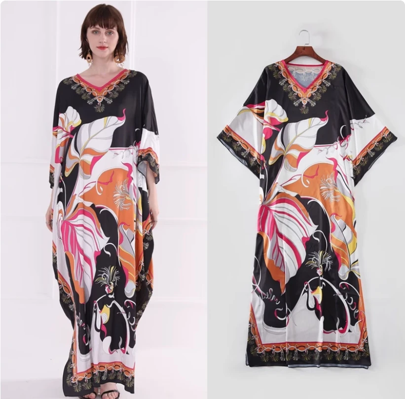 فستان مطبوع كلاسيكي غريب على الطراز الإندونيسي مع أكمام خفاش برقبة على شكل حرف V وتنورة طويلة فضفاضة بفتحة جانبية