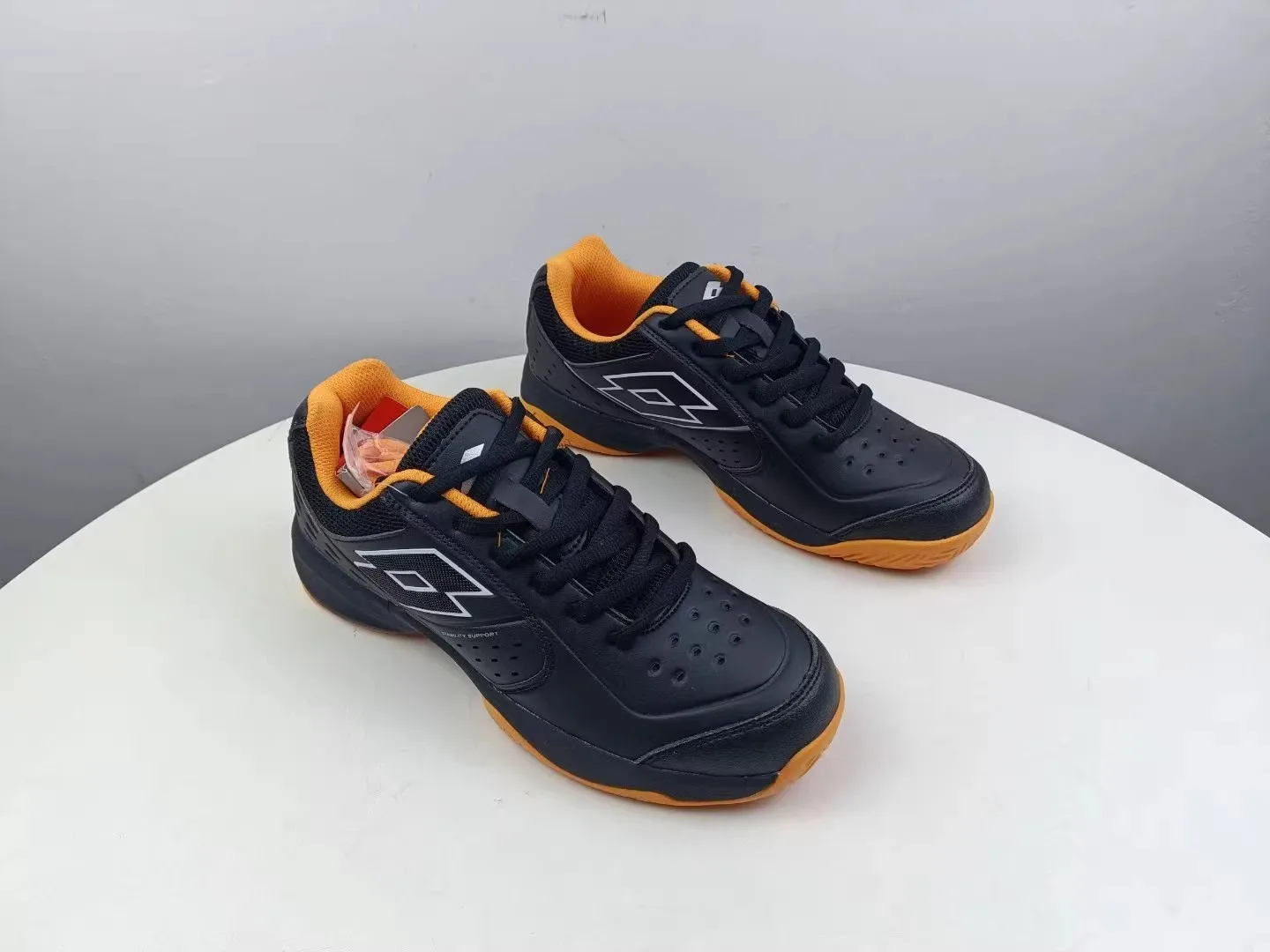 2025 new hot sale professional badminton shoes shock absorption wear shoes table tennis shoes Neutral table tennis shoes